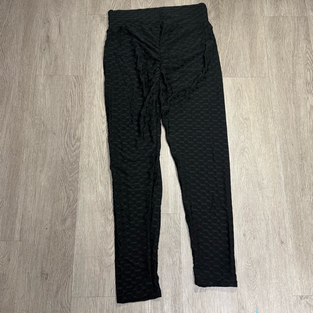 New Women Workout Black Textured Scrunch Bum Leggings Sizes S - Picture 4 of 9
